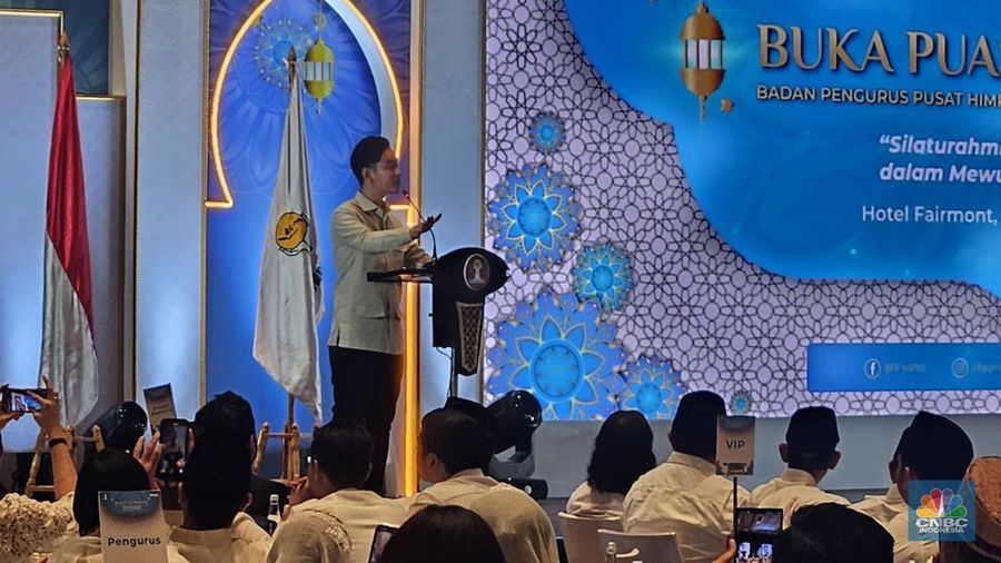 Wapres Gibran Rakabuming Raka memberikan sambutan saat Buka Puasa Bersama Badan Pengurus Pusat Himpunan Pengusaha Muda Indonesia, di Hotel Fairmont, Jakarta, Senin (17/3/2025). (CNBC Indonesia/Emir Yanwardhana)