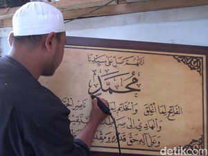 Warga Lumajang Raup Cuan Jutaan Rupiah dari Kaligrafi Lukis Bakar