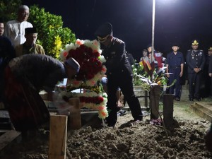 AKP Anumerta Lusiyanto dan Aipda Anumerta Petrus Dimakamkan di OKU Timur