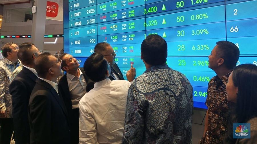 Anggota DPR Kunjungi BEI Usai IHSG Tertekan Dalam Selasa (18/3/2025). (CNBC Indonesia/Mentari Puspadini)