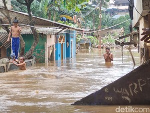 18 RT di Jakarta Masih Banjir Sore Ini, di Kampung Melayu Capai 1 Meter