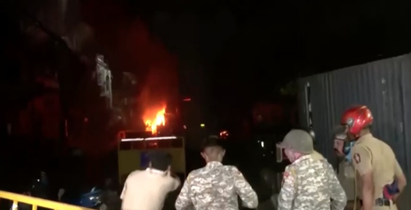 Seorang petugas pemadam kebakaran berdiri di dekat kendaraan yang terbakar setelah bentrokan di kawasan Chitnavis Park Square, Nagpur pada 17 Maret 2025. (AFP) Seorang petugas pemadam kebakaran berdiri di dekat kendaraan yang terbakar setelah bentrokan di kawasan Chitnavis Park Square, Nagpur pada 17 Maret 2025. (AFP)