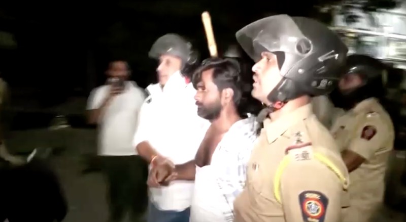 Seorang petugas pemadam kebakaran berdiri di dekat kendaraan yang terbakar setelah bentrokan di kawasan Chitnavis Park Square, Nagpur pada 17 Maret 2025. (AFP) Seorang petugas pemadam kebakaran berdiri di dekat kendaraan yang terbakar setelah bentrokan di kawasan Chitnavis Park Square, Nagpur pada 17 Maret 2025. (AFP)