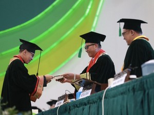 Buya Yahya, Ulama dan Profesor yang Wisuda S1 Psikologi di Unissula