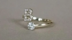 Selena Gomez Jual Cincin Pemberian Benny Blanco Seharga Rp 200.000
