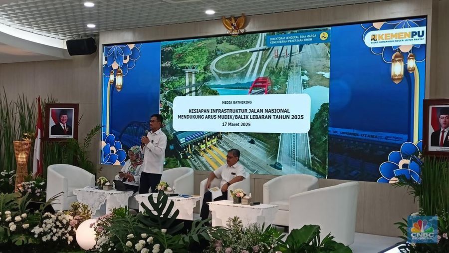 Direktur Jalan Bebas Hambatan Ditjen Bina Marga Kementerian PU Wilan Oktavian (tengah berdiri) dalam Media Gathering Kementerian PU di Jakarta, Senin (17/3/2025). (²©²ÊÍøÕ¾/Ferry Sandi)