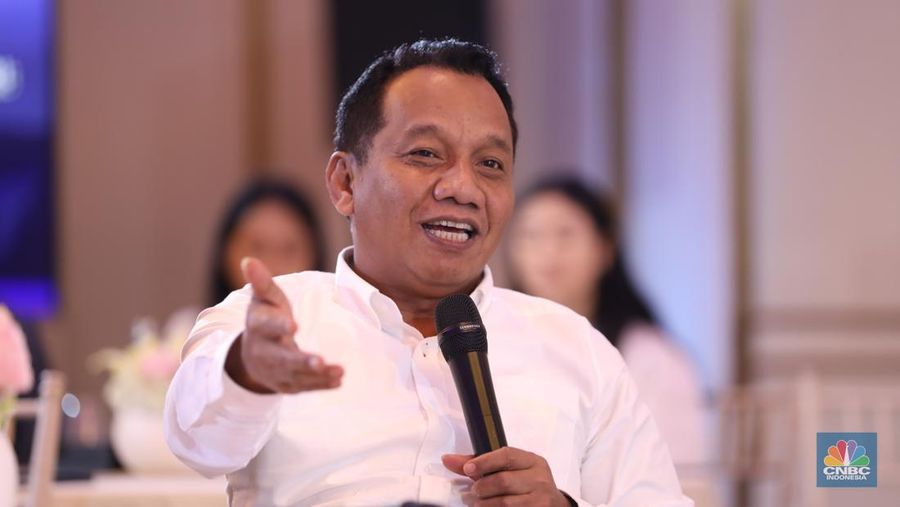 Direktur Jenderal Mineral dan Batubara Kementerian ESDM RI, Tri Winarno menyampaikan paparan dalam acara Mining Forum 2025 di Jakarta, Selasa (18/3/2025). (CNBC Indonesia/Tri Susilo)