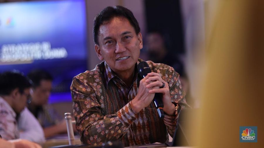 Direktur Utama PT Aneka Tambang Tbk, Nicolas Kanter menyampaikan paparan dalam acara Mining Forum 2025 di Jakarta, Selasa (18/3/2025). (CNBC Indonesia/Tri Susilo)