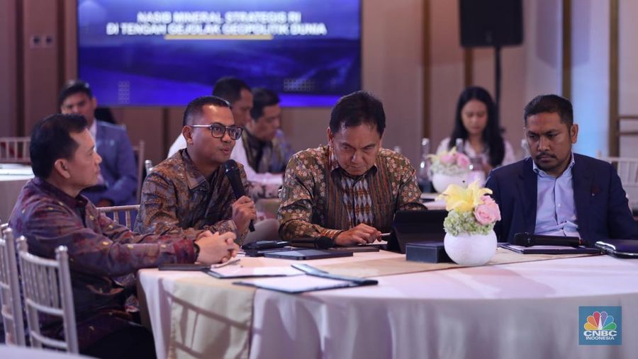 Direktur Utama PT Indonesia Asahan Aluminium, Ilhamsyah Mahendra menyampaikan paparan dalam acara Mining Forum 2025 di Jakarta, Selasa (18/3/2025). (վ/Tri Susilo)