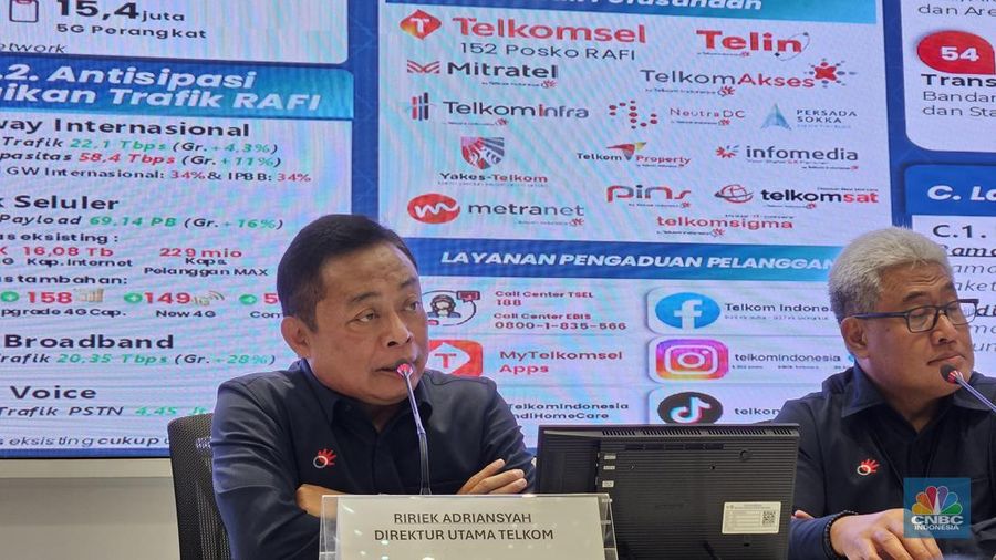 Direktur Utama Telkom, Ririek Adriansyah saat konferensi pers Dukungan dan Kesiapan BUMN untuk Sektor Telekomunikasi Dalam rangka Ramadan & Idul Fitri 2025, di Kantor Kementerian BUMN, Selasa (18/3/2025). (CNBC Indonesia/Intan Rakhmayanti Dewi)