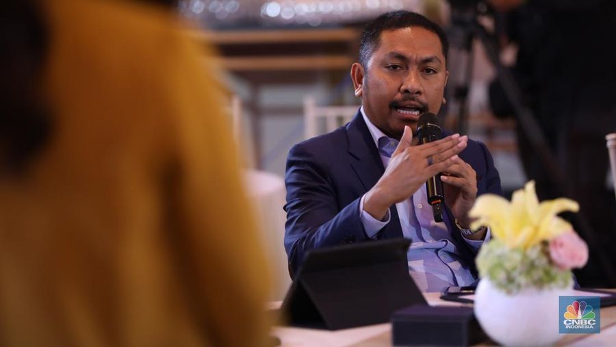 Head of Natural Resources & Energy Mandiri Sekuritas, Janeman Latul menyampaikan paparan dalam acara Mining Forum 2025 di Jakarta, Selasa (18/3/2025). (CNBC Indonesia/Tri Susilo)