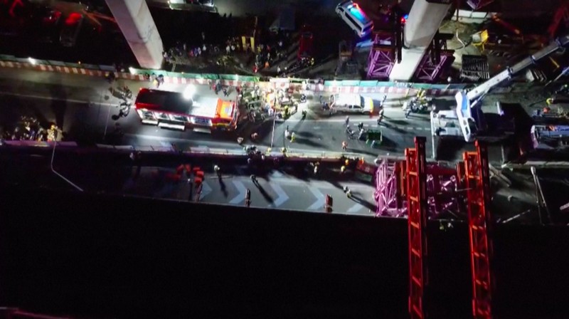 Jalan layang yang sedang dibangun runtuh dan menewaskan sedikitnya lima orang di ibu kota Thailand, Bangkok, Sabtu (15/3/2025). Jalan layang yang sedang dibangun runtuh dan menewaskan sedikitnya lima orang di ibu kota Thailand, Bangkok, Sabtu (15/3/2025). (Tangkapan Layar Video AP/TPBS)