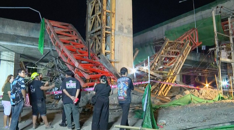 Jalan layang yang sedang dibangun runtuh dan menewaskan sedikitnya lima orang di ibu kota Thailand, Bangkok, Sabtu (15/3/2025). Jalan layang yang sedang dibangun runtuh dan menewaskan sedikitnya lima orang di ibu kota Thailand, Bangkok, Sabtu (15/3/2025). (Tangkapan Layar Video AP/TPBS)