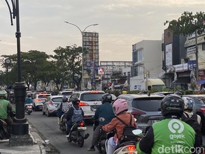 Jelang Buka Puasa, Lalin Jalan Margonda hingga Akses UI Depok Macet