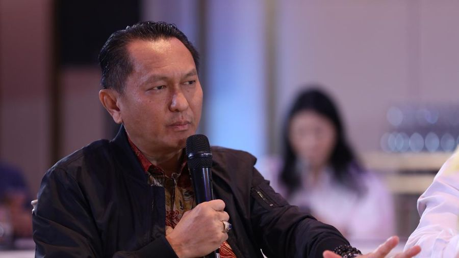 Ketua Komisi XII DPR RI, Bambang Patijaya menyampaikan paparan dalam acara Mining Forum 2025 di Jakarta, Selasa (18/3/2025). (CNBC Indonesia/Tri Susilo)