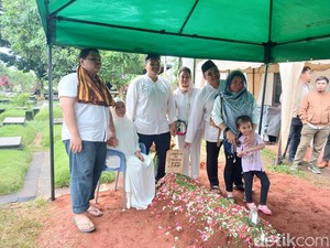 Suasana Duka di Pemakaman Mat Solar, Ada Rieke Diah Pitaloka