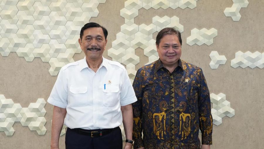 Ketua Dewan Ekonomi Nasional (DEN) Luhut Binsar Pandjaitan melakukan pertemuan dengan Menteri Koordinator Bidang Perekonomian Airlangga Hartarto di Kantor Kemenko Perekonomian, Jakarta, pada Rabu (12/3/2025).