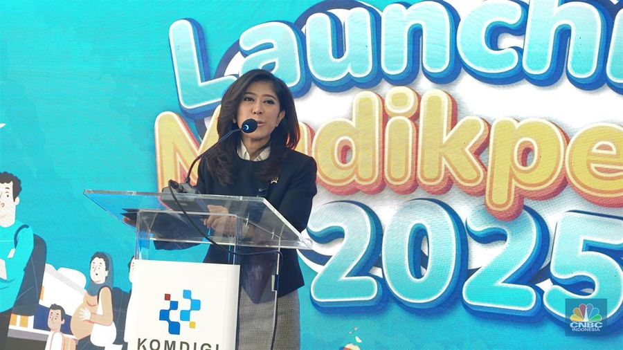 Menteri Komunikasi dan Digital, Meutya Hafid mengatakan aturan pembatasan usia untuk pengguna media sosial saat ditemui di kantor Komdigi, Selasa (18/3/2025). (CNBC Indonesia/Novina Putri Besari)
