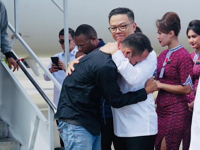 Warga Negara Indonesia yang pernah bekerja di pusat penipuan di Myanmar disambut petugas saat tiba dari Thailand, di Bandara Internasional Soekarno-Hatta di Tangerang, Indonesia, Selasa, 18 Maret 2025. (AP Photo/Tatan Syuflana, Pool)