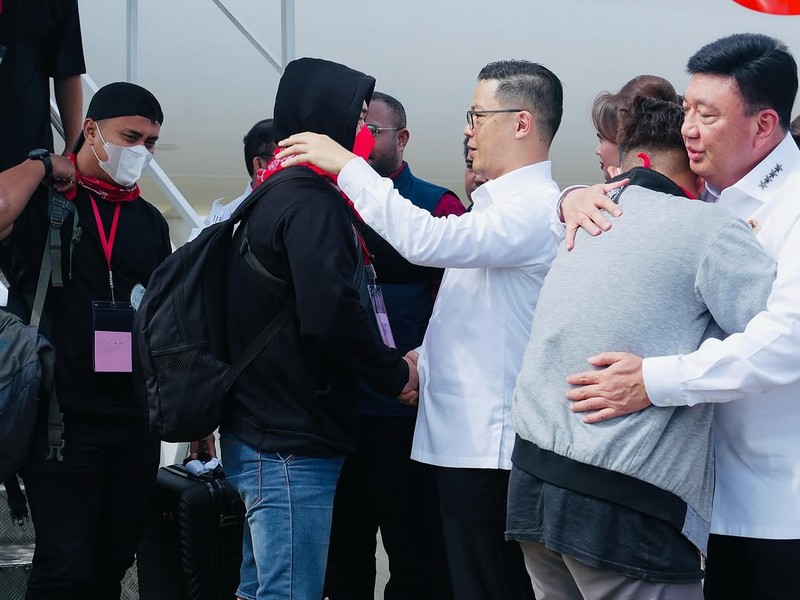 Warga Negara Indonesia yang pernah bekerja di pusat penipuan di Myanmar disambut petugas saat tiba dari Thailand, di Bandara Internasional Soekarno-Hatta di Tangerang, Indonesia, Selasa, 18 Maret 2025. Warga Negara Indonesia yang pernah bekerja di pusat penipuan di Myanmar disambut petugas saat tiba dari Thailand, di Bandara Internasional Soekarno-Hatta di Tangerang, Indonesia, Selasa, 18 Maret 2025. (AP Photo/Tatan Syuflana, Pool)