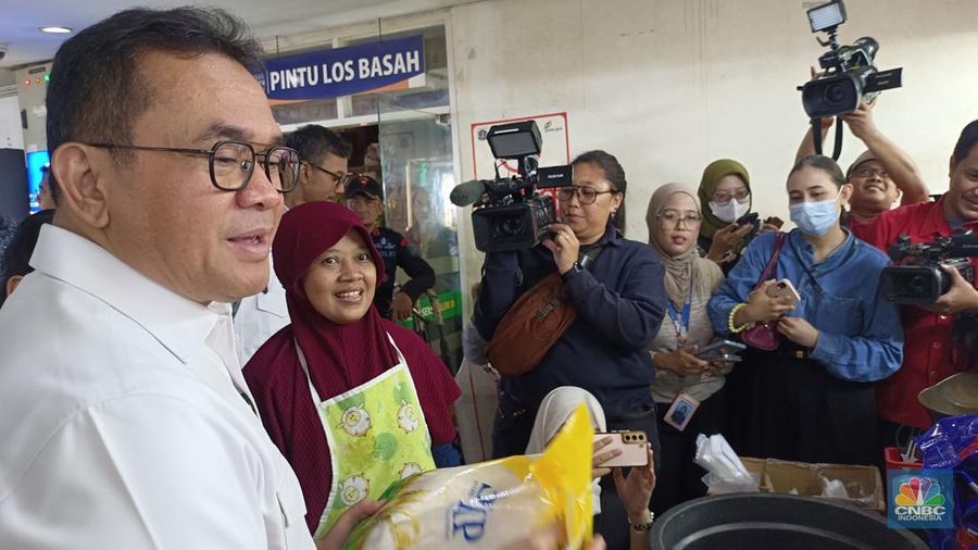 Menteri Perdagangan (Mendag) Budi Santoso saat menyidak harga bapokting di Pasar Senen, Jakarta Pusat, Selasa (18/3/2025). (²©²ÊÍøÕ¾/Martyasari Rizky)