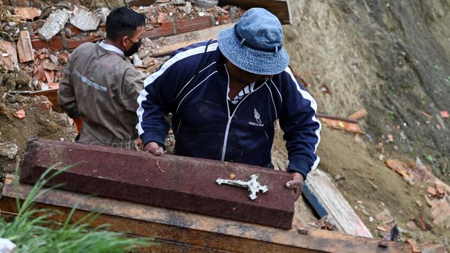 Makam Longsor Akibat Hujan Deras, Ramai-Ramai Warga Pindahkan Jenazah