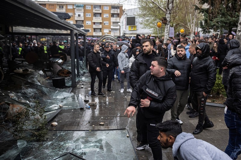 Orang-orang menghancurkan sebuah pub, yang menurut pengunjuk rasa adalah milik pemilik klub malam Pulse, menyusul kebakaran di klub tersebut yang mengakibatkan puluhan orang tewas, di kota Kocani, Makedonia Utara, 17 Maret 2025. Orang-orang menghancurkan sebuah pub, yang menurut pengunjuk rasa adalah milik pemilik klub malam Pulse, menyusul kebakaran di klub tersebut yang mengakibatkan puluhan orang tewas, di kota Kocani, Makedonia Utara, 17 Maret 2025. (REUTERS/Alexandros Avramidis)