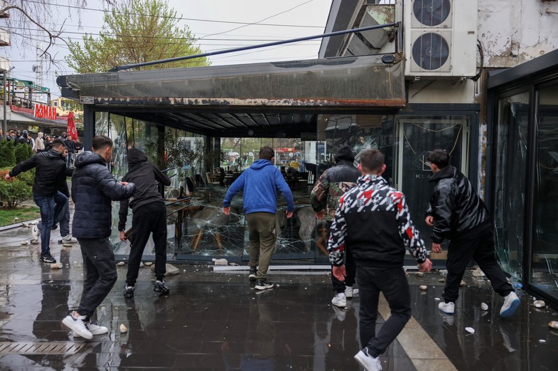 Orang-orang menghancurkan sebuah pub, yang menurut pengunjuk rasa adalah milik pemilik klub malam Pulse, menyusul kebakaran di klub tersebut yang mengakibatkan puluhan orang tewas, di kota Kocani, Makedonia Utara, 17 Maret 2025. Orang-orang menghancurkan sebuah pub, yang menurut pengunjuk rasa adalah milik pemilik klub malam Pulse, menyusul kebakaran di klub tersebut yang mengakibatkan puluhan orang tewas, di kota Kocani, Makedonia Utara, 17 Maret 2025. (REUTERS/Alexandros Avramidis)