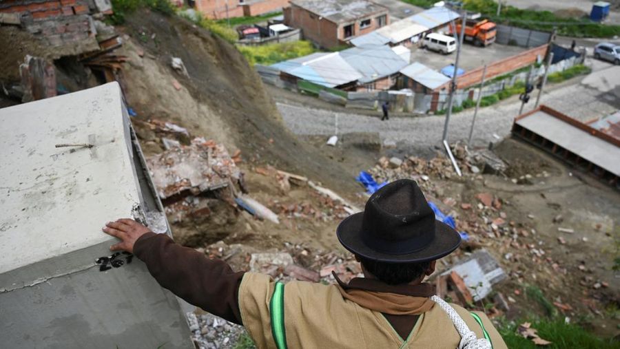 Orang-orang menemukan jenazah kerabat mereka setelah tanah longsor di pemakaman rahasia Ovejuyo yang disebabkan oleh hujan, di kotamadya Palca, Bolivia, 17 Maret 2025. (REUTERS/Claudia Morales)