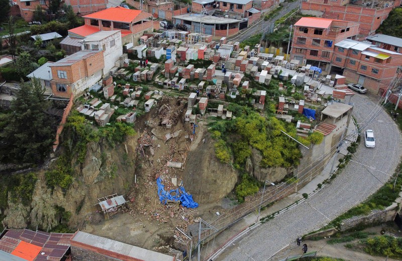 Orang-orang menemukan jenazah kerabat mereka setelah tanah longsor di pemakaman rahasia Ovejuyo yang disebabkan oleh hujan, di kotamadya Palca, Bolivia, 17 Maret 2025. Orang-orang menemukan jenazah kerabat mereka setelah tanah longsor di pemakaman rahasia Ovejuyo yang disebabkan oleh hujan, di kotamadya Palca, Bolivia, 17 Maret 2025. (REUTERS/Claudia Morales)