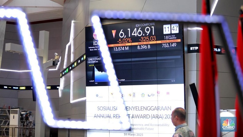 Pengunjung berbincang dibawah layar pergerakan Indeks Harga Saham Gabungan (IHSG) di Bursa Efek Indonesia (BEI), Jakarta, Selasa (18/3/2025). (վ/Muhammad Sabki)