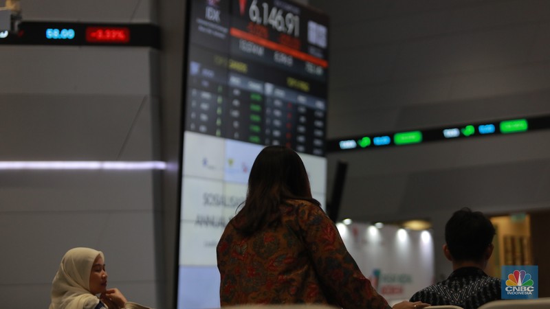 Pengunjung berbincang dibawah layar pergerakan Indeks Harga Saham Gabungan (IHSG) di Bursa Efek Indonesia (BEI), Jakarta, Selasa (18/3/2025). Pengunjung berbincang dibawah layar pergerakan Indeks Harga Saham Gabungan (IHSG) di Bursa Efek Indonesia (BEI), Jakarta, Selasa (18/3/2025). (CNBC Indonesia/Muhammad Sabki)
