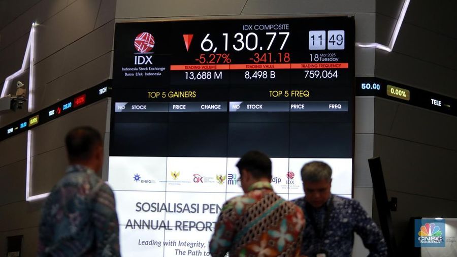 Pengunjung berbincang dibawah layar pergerakan Indeks Harga Saham Gabungan (IHSG) di Bursa Efek Indonesia (BEI), Jakarta, Selasa (18/3/2025). (CNBC Indonesia/Muhammad Sabki)