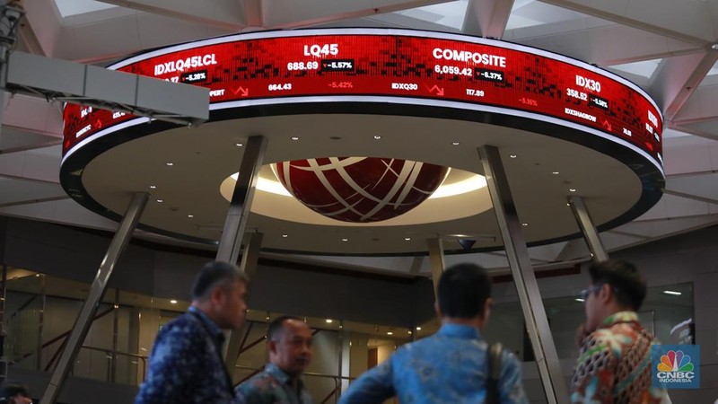Pengunjung berbincang dibawah layar pergerakan Indeks Harga Saham Gabungan (IHSG) di Bursa Efek Indonesia (BEI), Jakarta, Selasa (18/3/2025). (վ/Muhammad Sabki)