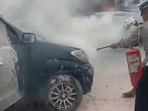 Heboh Mobil Tiba-tiba Terbakar di Persimpangan Trusmi Cirebon