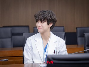 5 Drakor Kang You Seok, Si Mantan Idol di Resident Playbook