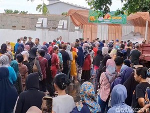 Warga Purwakarta Serbu Paket Sembako Murah, Selisih Harga hingga Rp 40 Ribu!