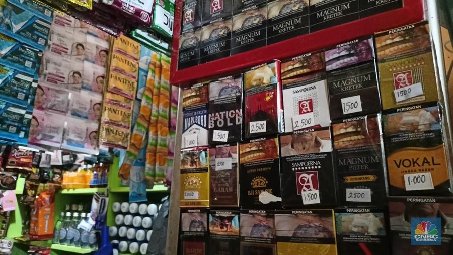 Rokok pada salah satu toko kelontong di Kebayoran Baru, Jakarta. (²©²ÊÍøÕ¾/Ferry Sandi)