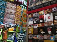 Pemilik Warung Madura: Penjualan Rokok, Beras-Terigu Turun, Tunggu THR