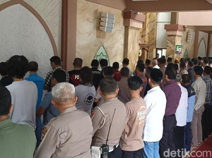 Salat Gaib untuk 3 Anggota Polisi yang Gugur di Lampung