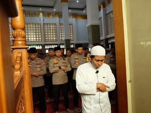 3 Polisi Gugur Ditembak, Personel Polres Bojonegoro Gelar Salat Gaib
