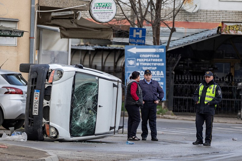 Orang-orang menghancurkan sebuah pub, yang menurut pengunjuk rasa adalah milik pemilik klub malam Pulse, menyusul kebakaran di klub tersebut yang mengakibatkan puluhan orang tewas, di kota Kocani, Makedonia Utara, 17 Maret 2025. Orang-orang menghancurkan sebuah pub, yang menurut pengunjuk rasa adalah milik pemilik klub malam Pulse, menyusul kebakaran di klub tersebut yang mengakibatkan puluhan orang tewas, di kota Kocani, Makedonia Utara, 17 Maret 2025. (REUTERS/Alexandros Avramidis)