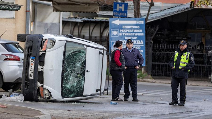 Orang-orang menghancurkan sebuah pub, yang menurut pengunjuk rasa adalah milik pemilik klub malam Pulse, menyusul kebakaran di klub tersebut yang mengakibatkan puluhan orang tewas, di kota Kocani, Makedonia Utara, 17 Maret 2025. (REUTERS/Alexandros Avramidis)