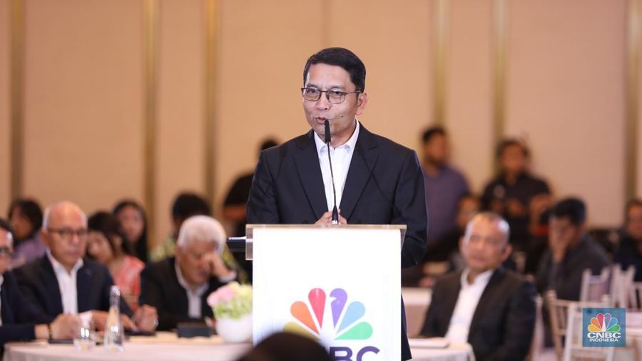 Sekretaris Jenderal Kementerian ESDM, Dadan Kusdiana menyampaikan paparan dalam acara Mining Forum 2025 di Jakarta, Selasa (18/3/2025). (CNBC Indonesia/Tri Susilo)