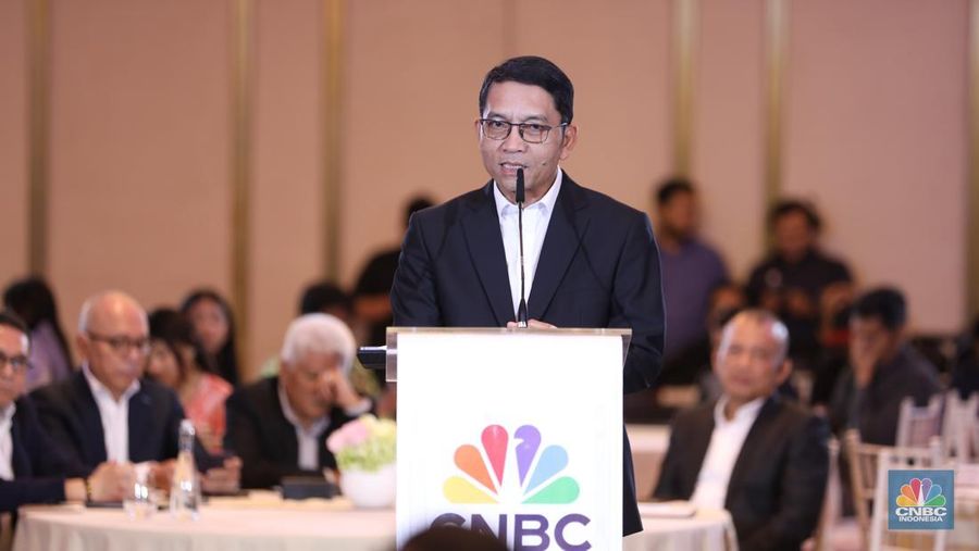 Sekretaris Jenderal Kementerian ESDM, Dadan Kusdiana menyampaikan paparan dalam acara Mining Forum 2025 di Jakarta, Selasa (18/3/2025). (CNBC Indonesia/Tri Susilo)