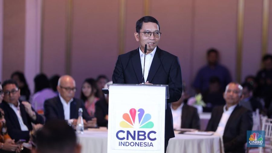 Sekretaris Jenderal Kementerian ESDM, Dadan Kusdiana menyampaikan paparan dalam acara Mining Forum 2025 di Jakarta, Selasa (18/3/2025). (CNBC Indonesia/Tri Susilo)