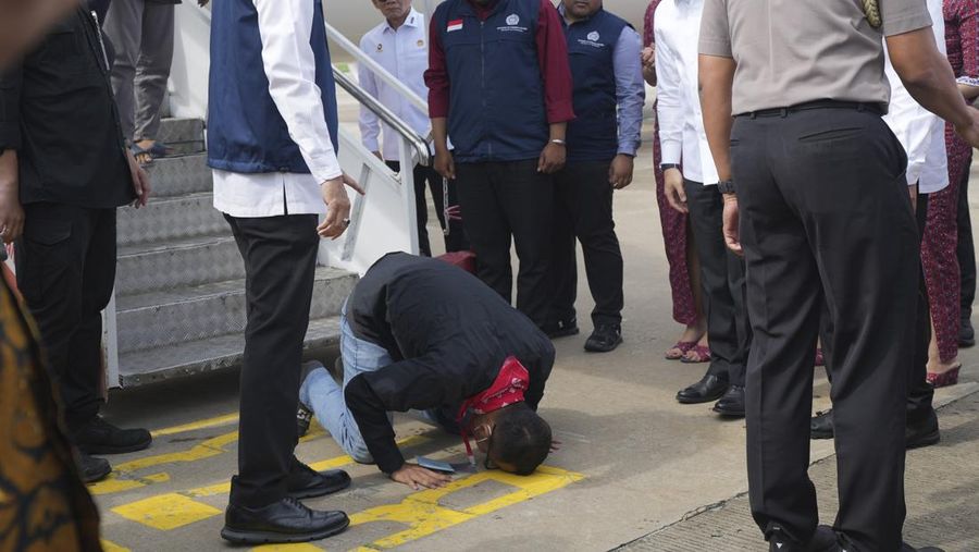 Warga Negara Indonesia yang pernah bekerja di pusat penipuan di Myanmar disambut petugas saat tiba dari Thailand, di Bandara Internasional Soekarno-Hatta di Tangerang, Indonesia, Selasa, 18 Maret 2025. (AP Photo/Tatan Syuflana, Pool)