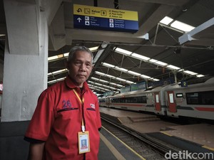 Semangat Abadi Supardi, Porter Senior di Stasiun Bandung
