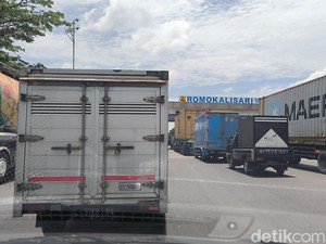 Exit Tol Romokalisari Macet Tak Bergerak