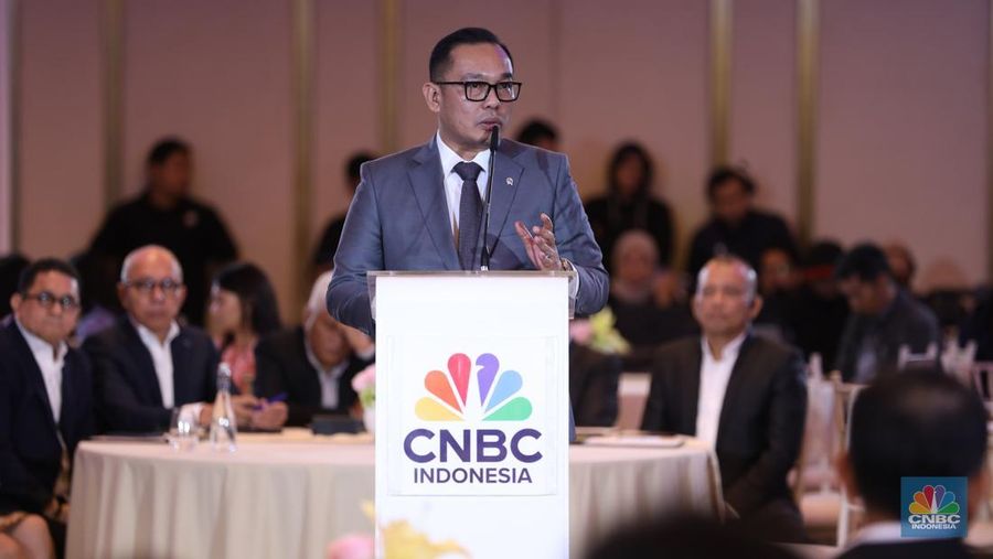 Wakil Menteri Investasi dan Hilirisasi/Wakil Kepala BKPM, Todotua Pasaribu menyampaikan paparan dalam acara Mining Forum 2025 di Jakarta, Selasa (18/3/2025). (CNBC Indonesia/Tri Susilo)